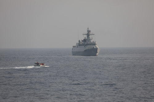 多圖直擊 頂著3米浪,海軍攀枝花艦成功救起12名落水船員