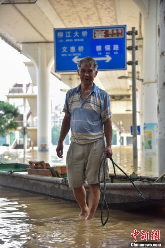 洪水時當 船員 接送鄰居 老人連干28年