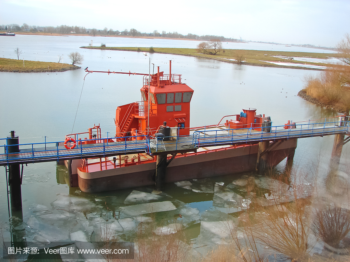 碼頭附近的新拖船。Gorinchem、荷蘭